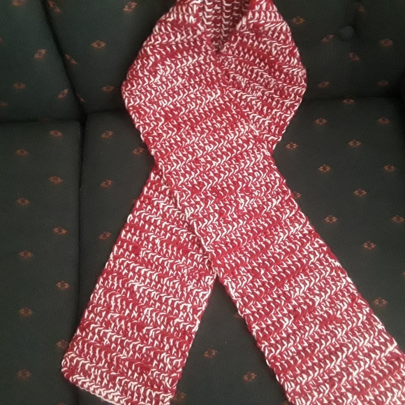 Handmade red & white scarf - Picture 3 of 3
